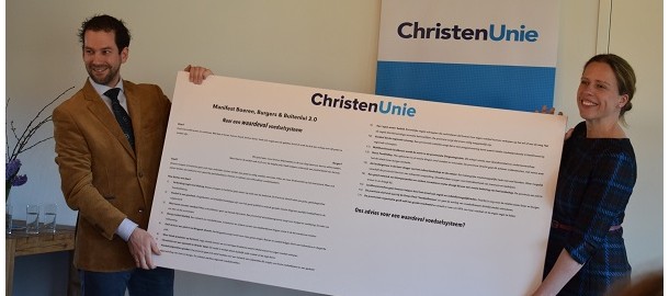 manifest Arne Schaddelee en minister Schouten lowres.jpg